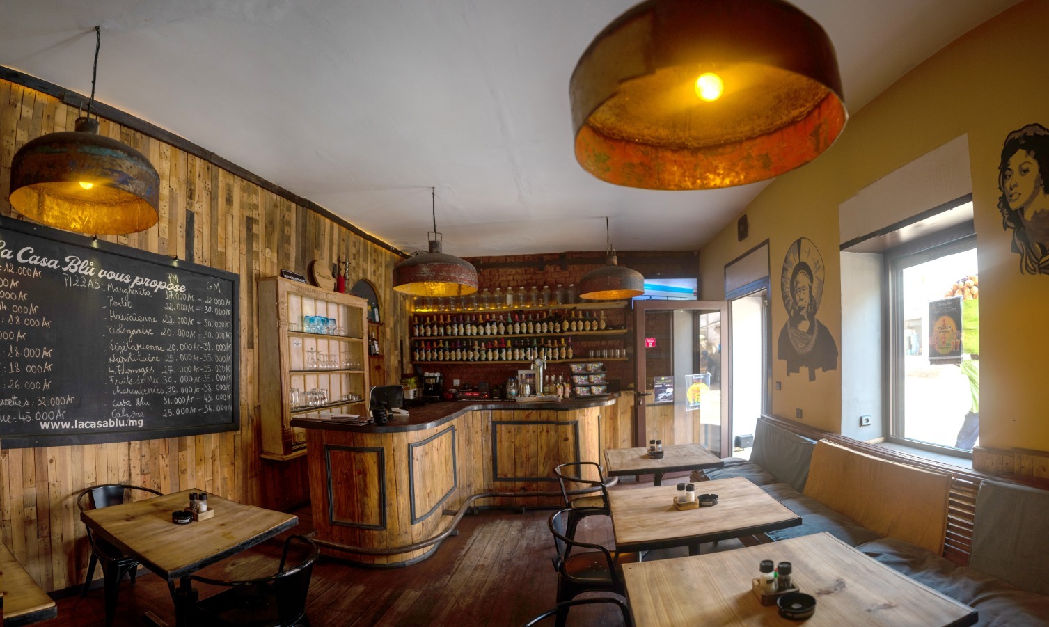 La salle et le bar