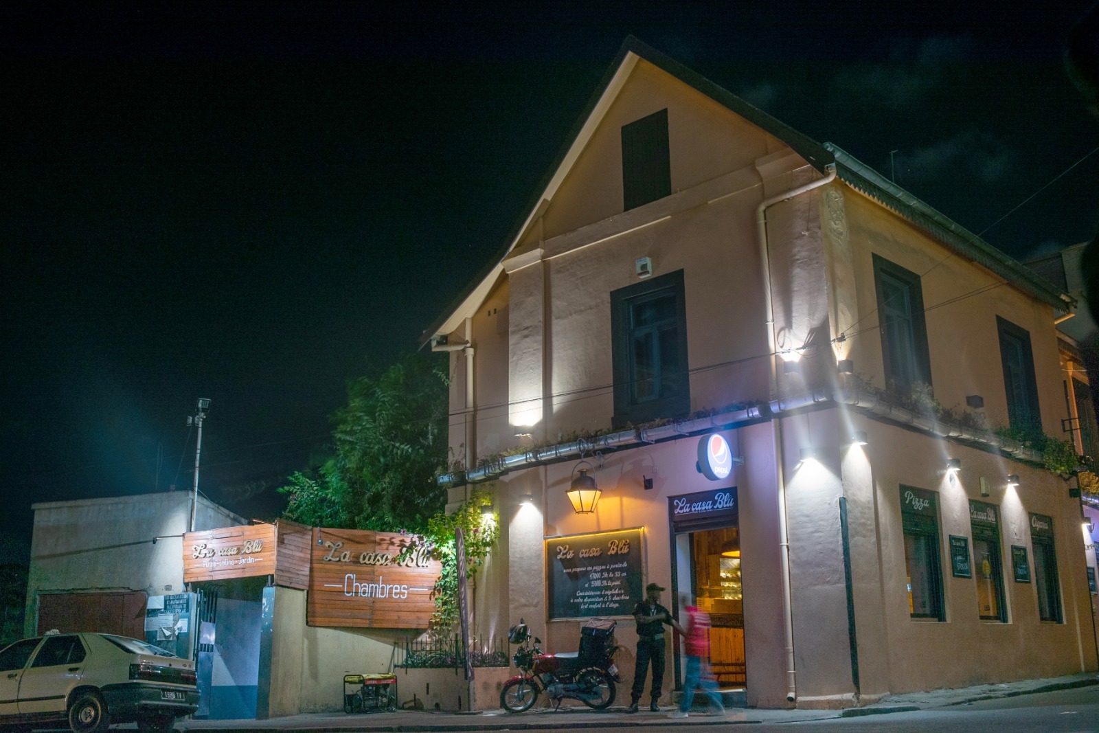 La façade bleue de nuit
